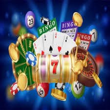 Dealer live casino sedang bermain baccarat di rokokbet